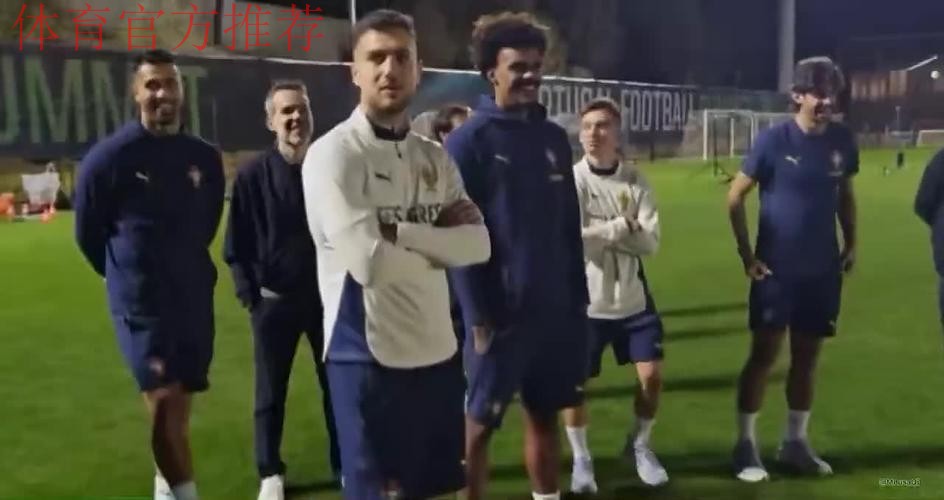 C罗挑战机器人守门员,射门频频被挡出,最后抓住漏洞进球 C罗挑战机器人守门员,射门频频被挡出,最后抓住漏洞进球